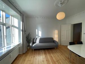 コペンハーゲンにあるComfy Valby Retreatのソファとテーブルのあるリビングルーム