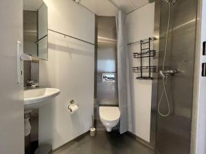 コペンハーゲンにあるComfy Valby Retreatのトイレ、洗面台、シャワー付きのバスルーム +8枚の写真