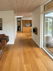 Η κουζίνα ή μικρή κουζίνα στο New Wooden House Near Hornbæk Beach