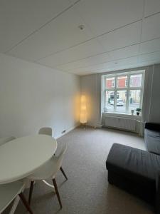 コペンハーゲンにあるIdeal Stay in Valbyのテーブルとソファのあるリビングルーム