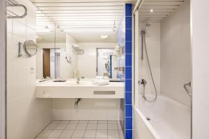 ウィーンにあるHotel Strudlhof Viennaの洗面台とシャワー付きのバスルーム