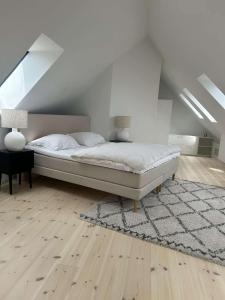 Ένα ή περισσότερα κρεβάτια σε δωμάτιο στο Luxury Penthouse Duplex with Water View