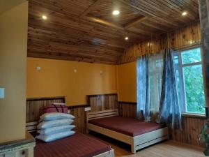 Postel nebo postele na pokoji v ubytování Green Wings Homestay Gumbadara By StayApart