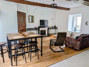 a living room with a table and chairs and a couch at La Clef des Remparts in Chinon