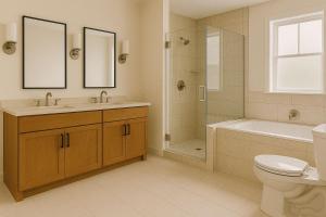 une salle de bain avec toilettes, lavabo et douche dans l'établissement Solkom Homestay, à Bố Trạch