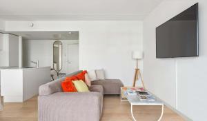 Μια τηλεόραση ή/και κέντρο ψυχαγωγίας στο Luxury Apt with Harbor Views 1