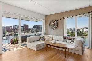 Χώρος καθιστικού στο Luxury Apt with Harbor Views 2