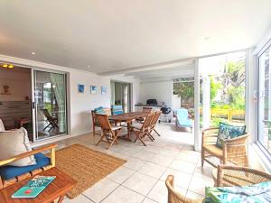 a living room with a table and chairs at Lake Retreat Stay in Marina da Gama