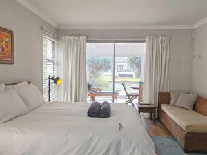 a bedroom with a bed with two towels on it at Lake Retreat Stay in Marina da Gama