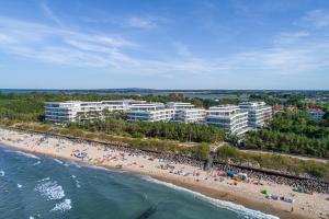 ミエルノにあるDune A - Studio Deluxe z prywatną saunąの多くの人が訪れる海岸の空中風景
