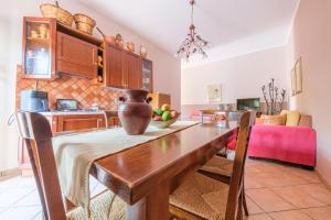 une cuisine avec une table avec un vase dessus dans l'établissement La Casa dei Limoni, à Gaggi
