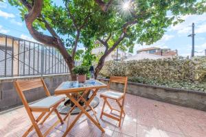 une table et deux chaises assises à côté d'une table dans l'établissement La Casa dei Limoni, à Gaggi