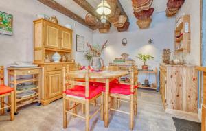 Η κουζίνα ή μικρή κουζίνα στο Lovely Home In Beauregard-De-Terrasso