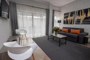 Khu vực ghế ngồi tại The Gray Luxury Apartments