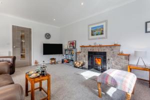 Televisyen dan/atau pusat hiburan di 3 Bed in Ullapool oc-s33063