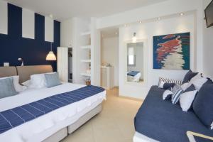 een slaapkamer met twee bedden met blauw en wit bij Romantica Suites in Naousa +69 foto's