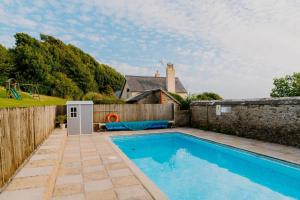 Swimmingpoolen hos eller tæt på 4 Bed in Lobb oc-s33517