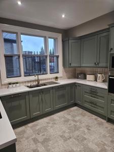 Kuchyň nebo kuchyňský kout v ubytování AbbeyLane house + 17 fotografií
