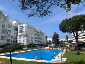 Bazén v ubytování Piso Nuevo Portil - Edificio Albatros nebo v jeho okolí