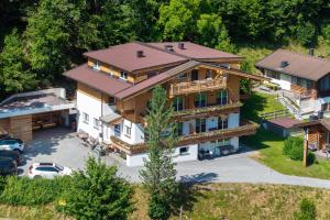 - une vue sur une grande maison avec un garage dans l'établissement Schöneben Appartementen Top 1, à Wald im Pinzgau
