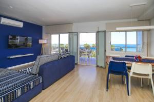 - une chambre avec des murs bleus, une table et des chaises dans l'établissement Apartment TOUS 2 - Only Families, à Salou