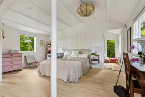 Un dormitorio con una cama, una mesa y un escritorio. en Tisvilde Getaway Charming Vacation Home, en Vejby Strand