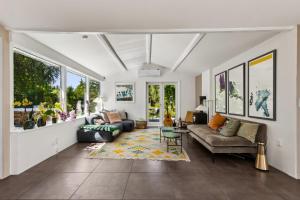 una sala de estar con un sofá y una mesa en Tisvilde Getaway Charming Vacation Home, en Vejby Strand