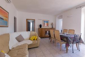 a living room with a couch and a table at Alla Casa - Appt pour 6 avec terrasse in Aregno