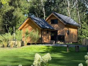 斯帕Le Refuge的草地庭院中的小木屋