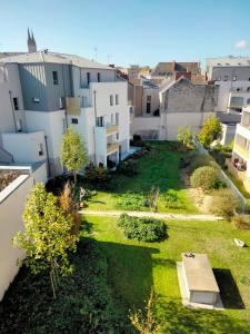 an aerial view of a yard with buildings at Chambre d'hôtes Coeur de Maine in Angers