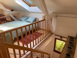 a room with a bunk bed and a staircase at Petite maison SOUS LE TILLEUL in Schiltigheim