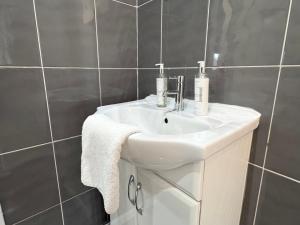 Vannituba majutusasutuses The Dock, 2 bedrooms sleeps 5 long stays welcome