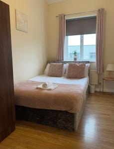 Katil atau katil-katil dalam bilik di The Dock, 2 bedrooms sleeps 5 long stays welcome