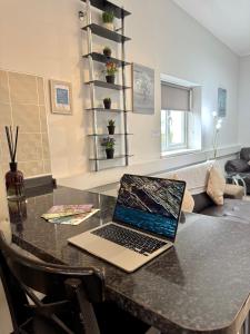 Ruang duduk di The Dock, 2 bedrooms sleeps 5 long stays welcome