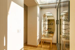 una vetrina di un negozio con un vaso su un tavolo di Rome Central Suite via Vittoria a Roma Altre 107 foto