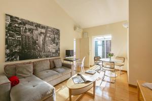 un soggiorno con un divano e un tavolo di Rome Central Suite via Vittoria a Roma
