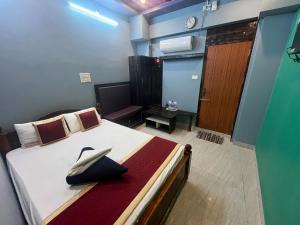 Un dormitorio con una cama grande con un reloj en la pared. en Panmozhi residency, en Tiruvannāmalai 26 fotos más