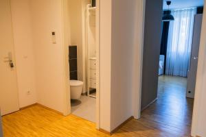 un baño vacío con aseo en una habitación en Design-Apartment -Garten -Parken, en Böblingen 37 fotos más