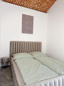 コシツェにあるDMR APARTMENTS Central GOLDの白い部屋のベッド1台