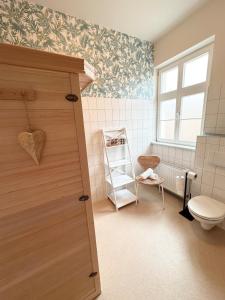 Koupelna v ubytování Studio Alte Mädchenschule, Sauna, 6 Personen, Hund, am Saurierpark, Boxsprinbetten, gratis Kaffee und Tee, Minibar