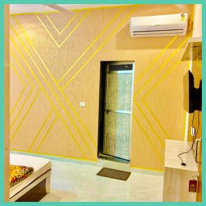 a room with a wall with a window at Hotel Khatoo Shyam House in Khātu