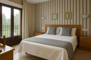 una camera da letto con un letto grande e una finestra di Hospedería Puerta de la Catedral a Ciudad-Rodrigo