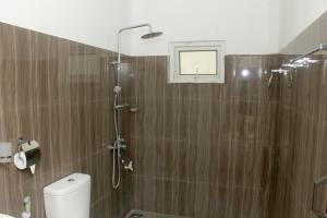 Bilik mandi di Sinhagiri Villa +39 gambar