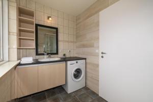 Φωτογραφία από το άλμπουμ του LL Properties - H81 Downtown Apartment With a View σε Ακουρέιρι