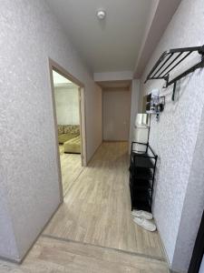 ein leeres Zimmer mit einem Flur mit einer Tür zu einem Schlafzimmer in der Unterkunft 3х комнатная квартира in Öskemen