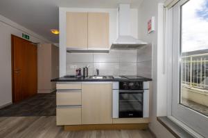Η κουζίνα ή μικρή κουζίνα στο LL Properties - H81 Downtown Apartment With a View