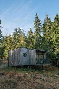 Tòa nhà nơi khu cắm trại tọa lạc +3 ảnh