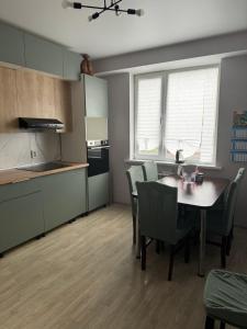 eine Küche und ein Esszimmer mit Tisch und Stühlen in der Unterkunft 3х комнатная квартира in Öskemen