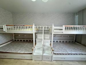 zwei Etagenbetten in einem kleinen Zimmer mit in der Unterkunft 3х комнатная квартира in Öskemen