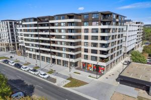 une vue aérienne d'un immeuble d'appartements dans une rue dans l'établissement Stylish Dickson 1BR Perfect for Business and Leisure, à Downer